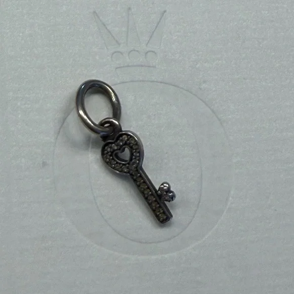 Silver Key Pendant Charm - Picture 1 of 1